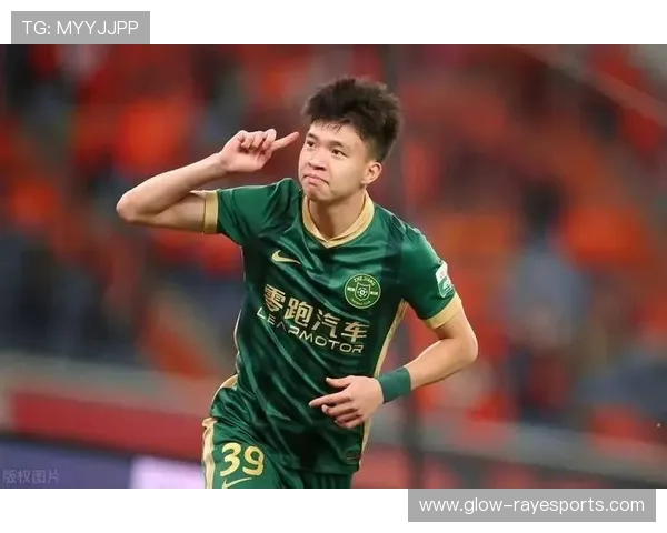 帅气足球明星带领球队逆袭冠军之路成就传奇人生