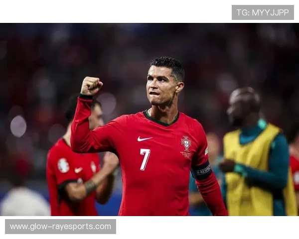 葡萄牙裔足球巨星的传奇故事与成就解析