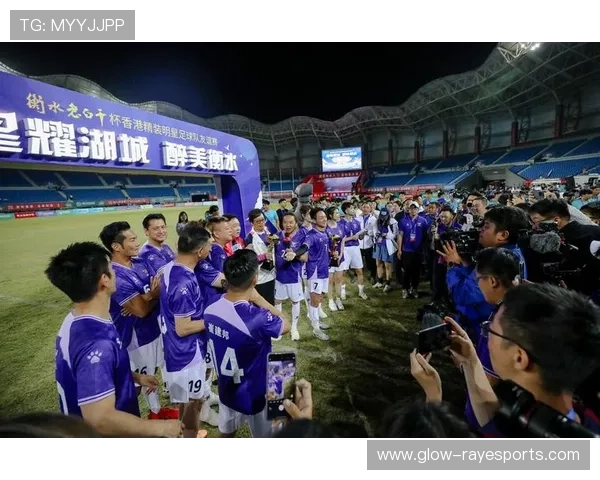 足球明星与粉丝亲密合影瞬间展现温馨互动与真挚情感